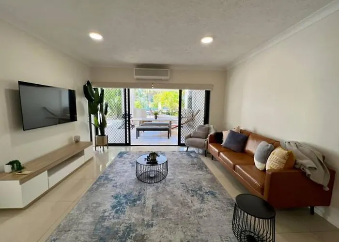 2-Bed Unit With Large Backyard, Bbq & Parking