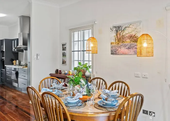 Artistic Queenslander With Park Views - Near City!