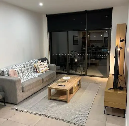 Spacious 2 Bed 2 Bathroom Unit In Heart Toowong