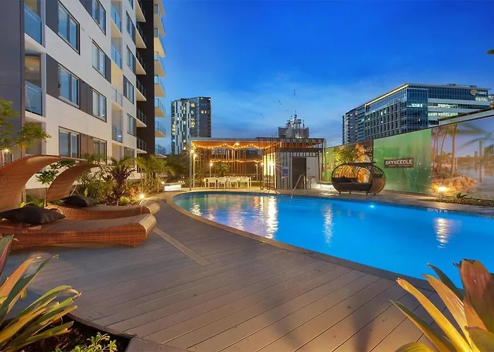 Luxury 2 Bedroom Apt Near South Bank With Free Car Park, Pool, City Views And Sofa Bed