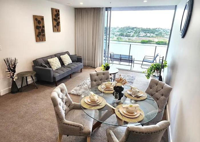 Spacious River View Escape With Free Secure Park - 2Br, 2Ba And Sofa Bed