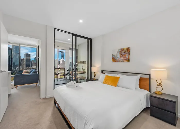 Stylish Apt And Best Location With King Bed, Pool, Gym