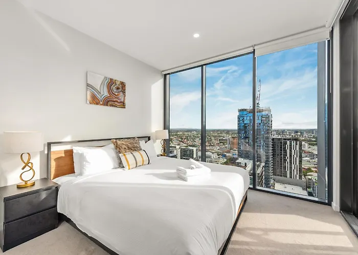 Mountain Views, King Bed, Pool, Gym & Car Park