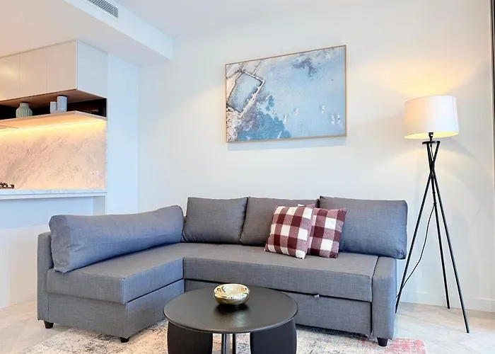 Chic 2-Bed Apt With Views & Pool At Queens Wharf