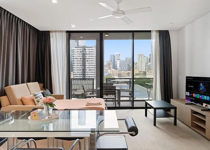 1001 Stunning City View 2Br Apt, Free Parking