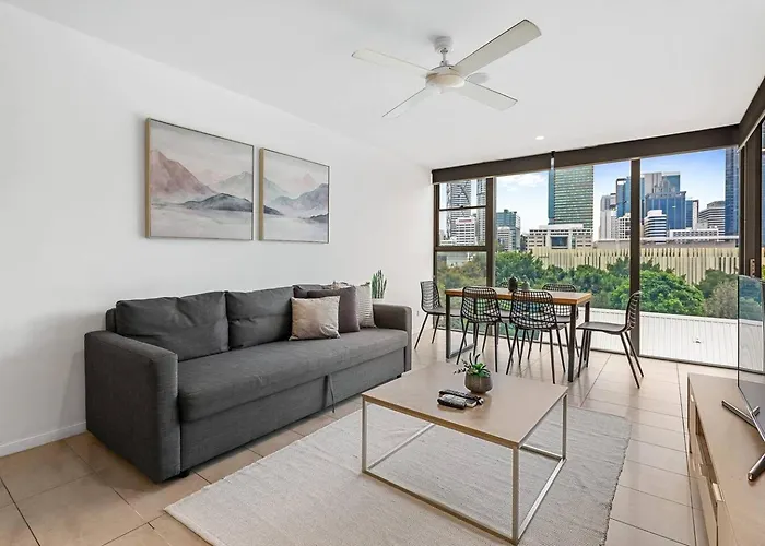 Million Dollar Views And Best Location! Walk To Cbd!