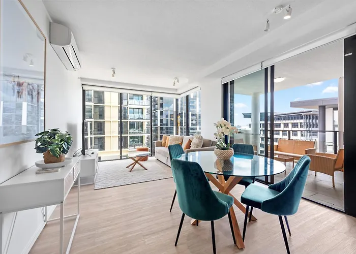 Stylish Fish Lane Apt With Roof Pool, Car Park And Gym