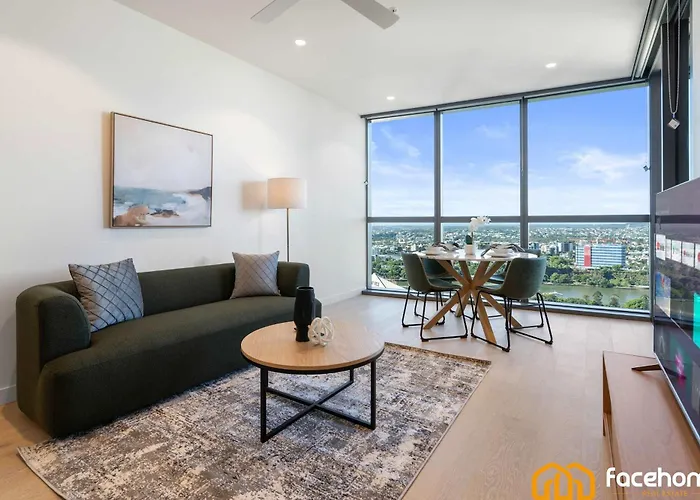Elevated Luxury At Qwr City & River Views