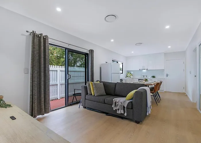 Poolside Family Cottage Near Shopping Towns