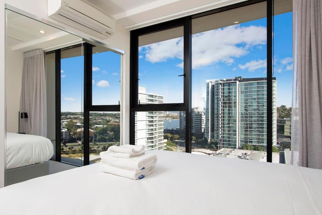 Elite Elegance 2br@hamilton Apt With Parking Apartment
