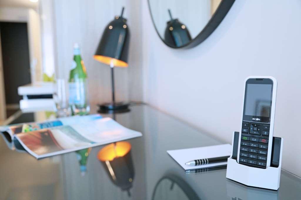 Alex Perry & Hotel Brisbane