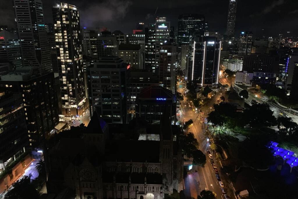 Lvl 23 Spire Infinity Pool Netflix Wifi Carpark By Stylish Apartment Brisbane