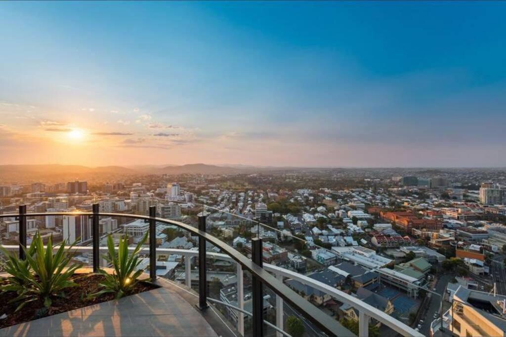 Lvl 23 Spire Infinity Pool Netflix Wifi Carpark By Stylish *