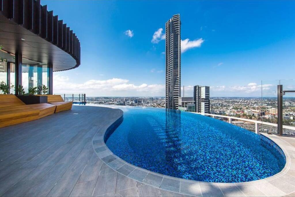 Lvl 23 Spire Infinity Pool Netflix Wifi Carpark By Stylish Apartment