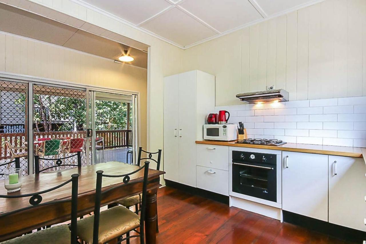 Walk To The Charming Character Holiday home Brisbane