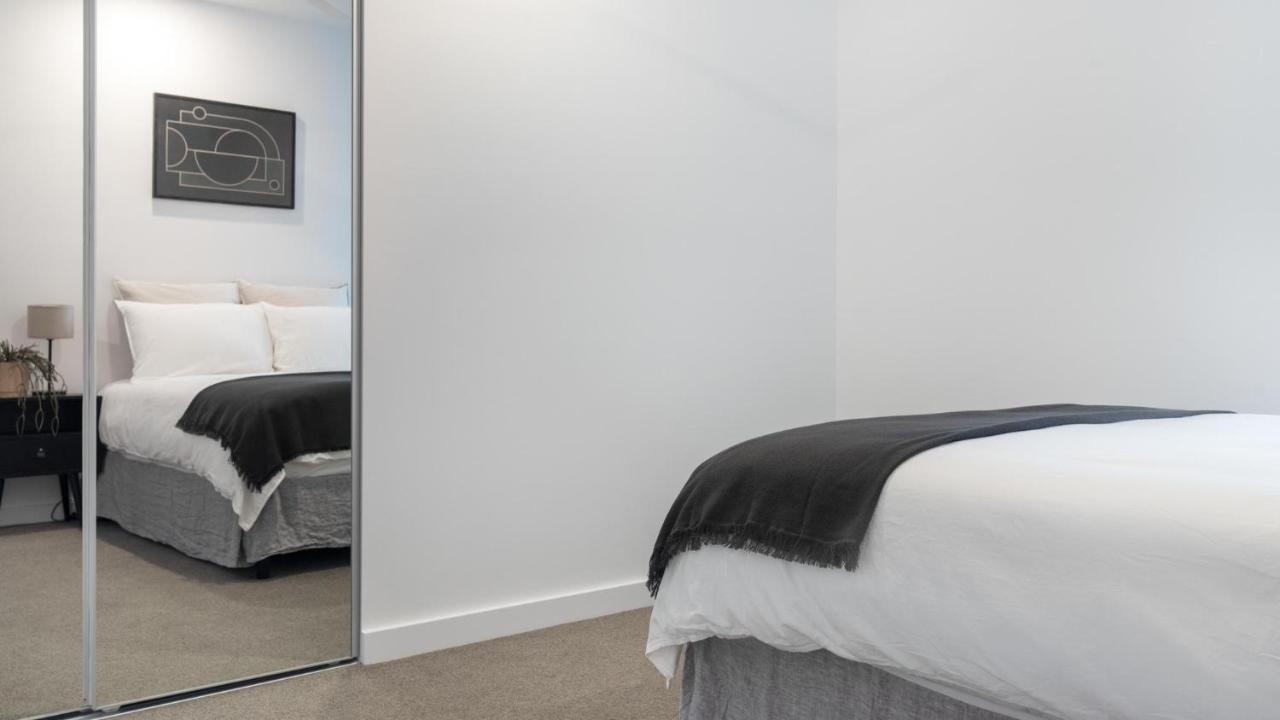 Living 2 Bedroom With Pool, Spa, Gym & Parking Apartment