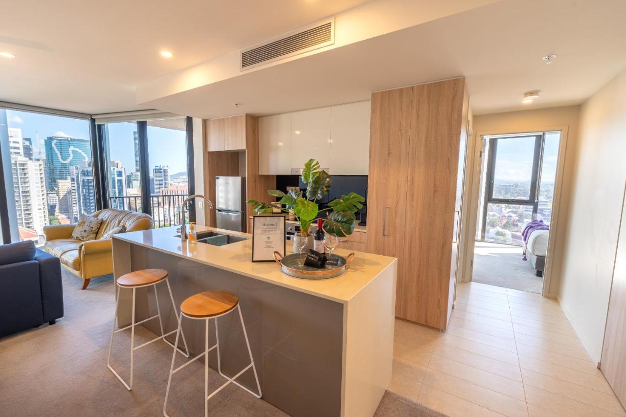 Lvl 23 Spire Infinity Pool Netflix Wifi Carpark By Stylish Brisbane