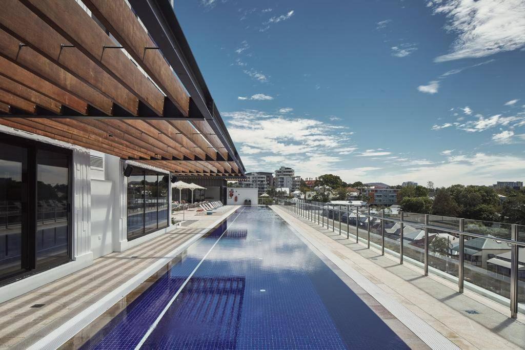 Modern Central 2 Bed Carpark Wifi Netflix Pool Gym *