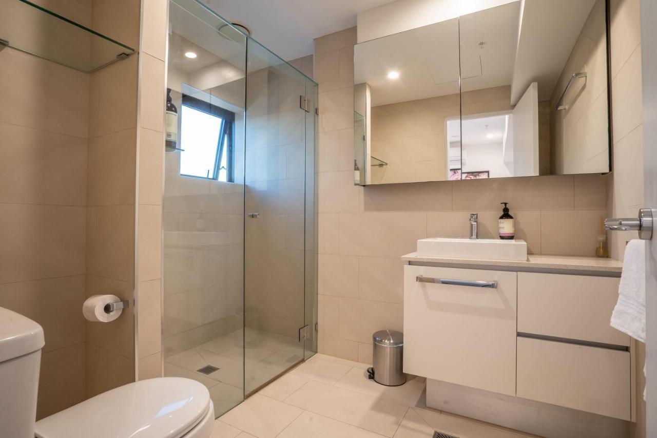 Modern Central 2 Bed Carpark Wifi Netflix Pool Gym Apartment