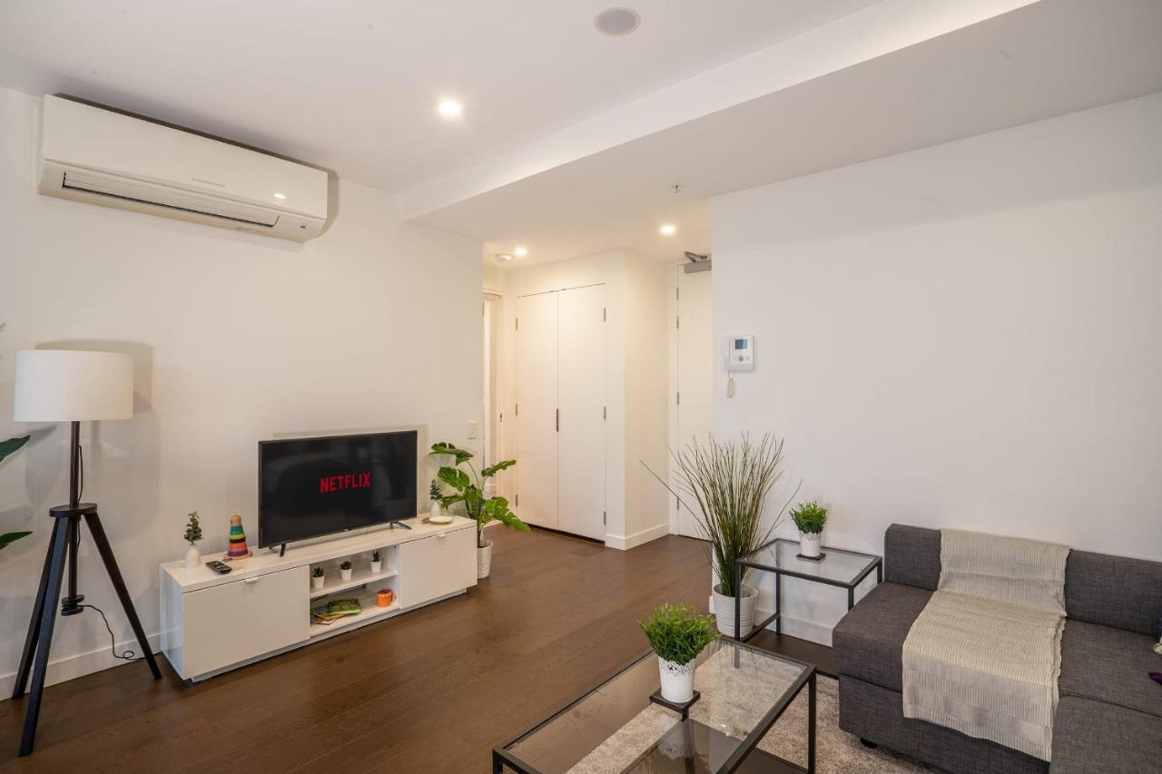 Modern Central 2 Bed Carpark Wifi Netflix Pool Gym Apartment