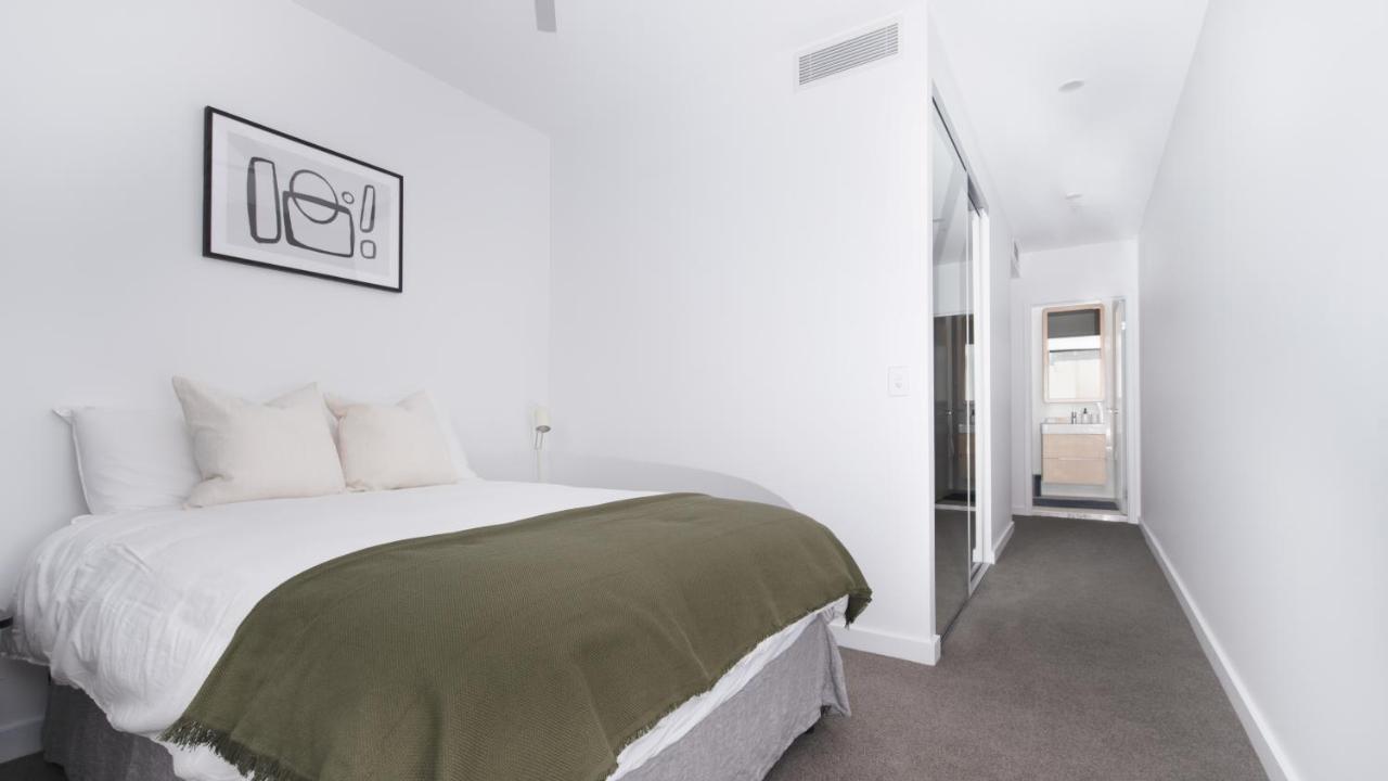 Living 2 Bedroom With Pool, Spa, Gym & Parking Apartment