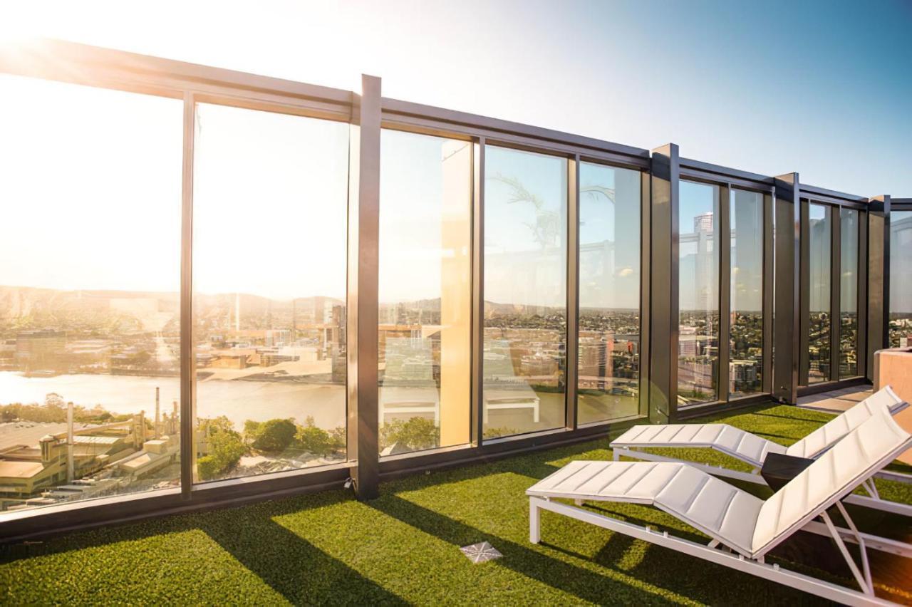 Living 2 Bedroom With Pool, Spa, Gym & Parking