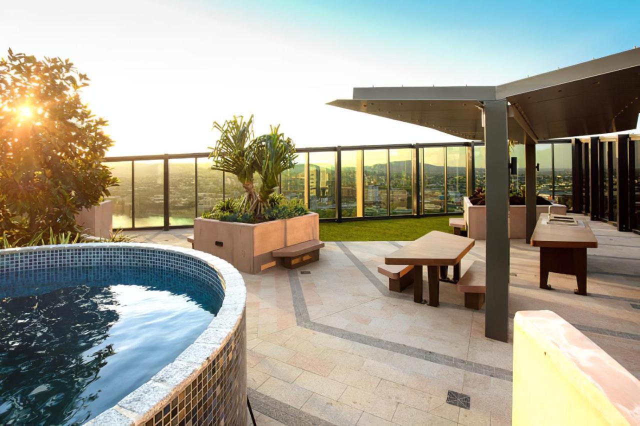 Living 2 Bedroom With Pool, Spa, Gym & Parking