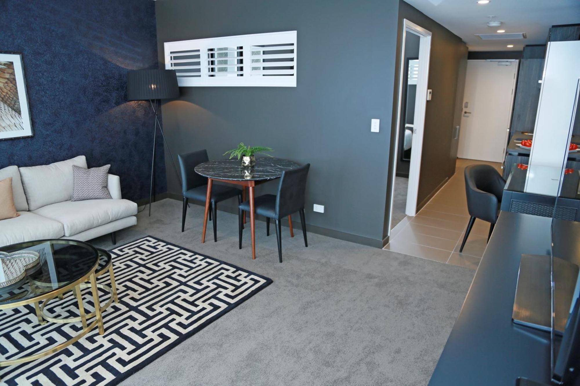 Alex Perry & Hotel 4*