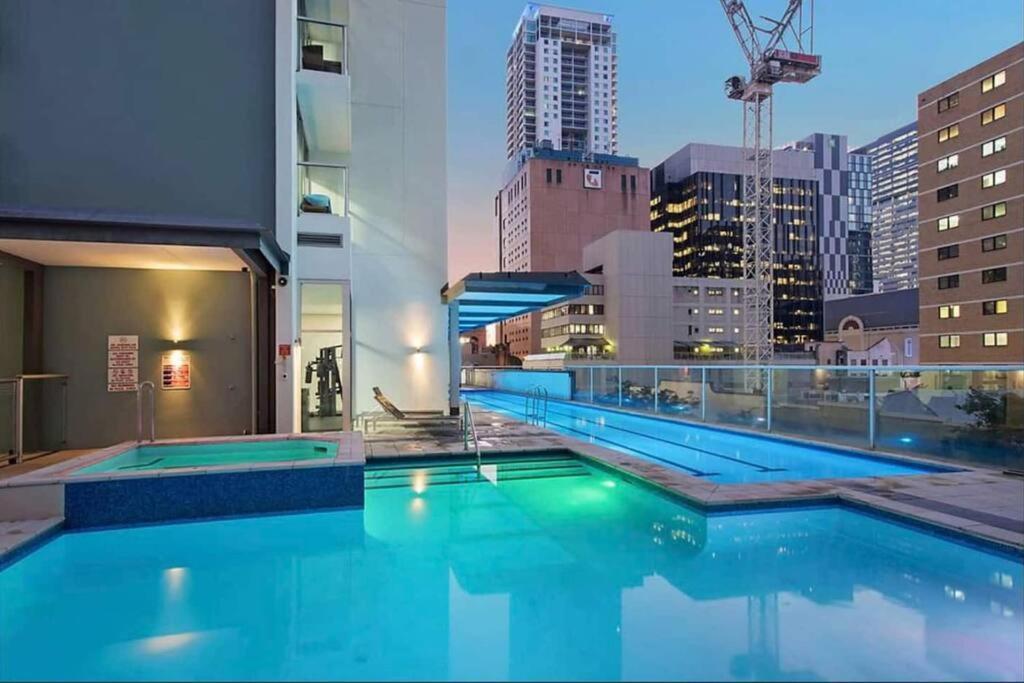 Spacious 3 Bed City Apt With Car Park, Pool & Gym *