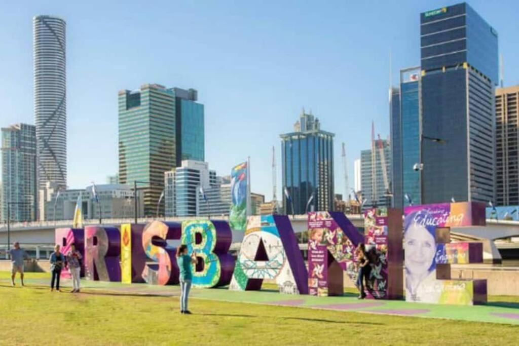 Spacious 3 Bed City Apt With Car Park, Pool & Gym * Brisbane