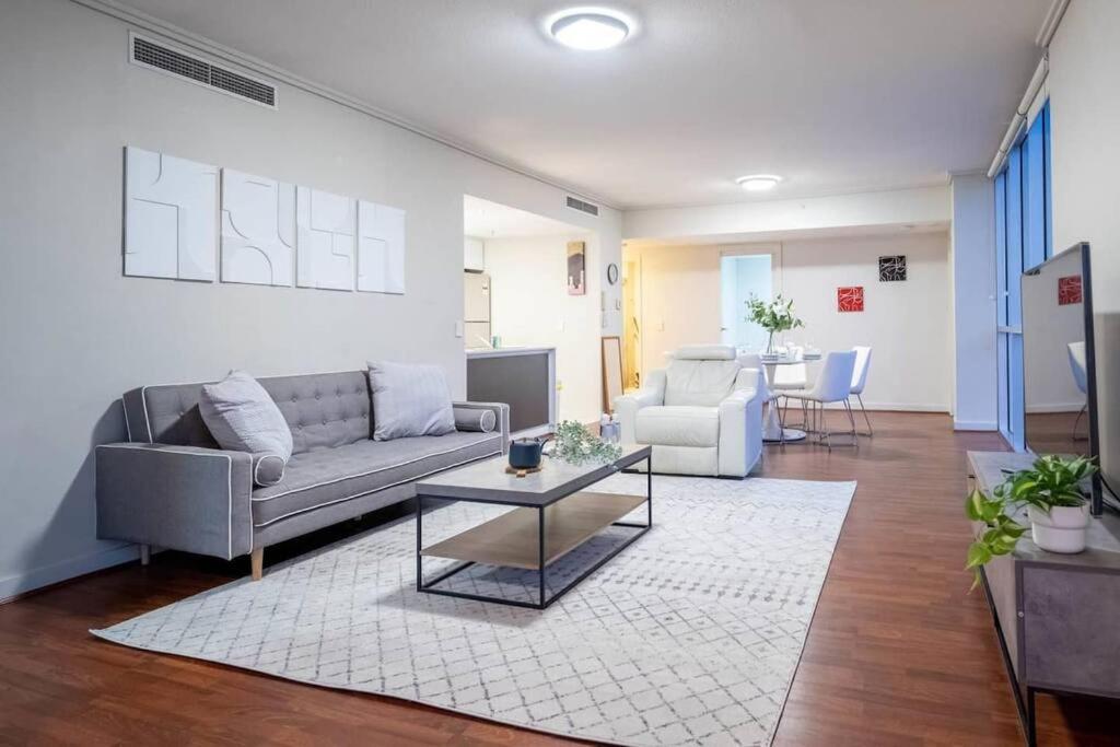 Spacious 3 Bed City Apt With Car Park, Pool & Gym