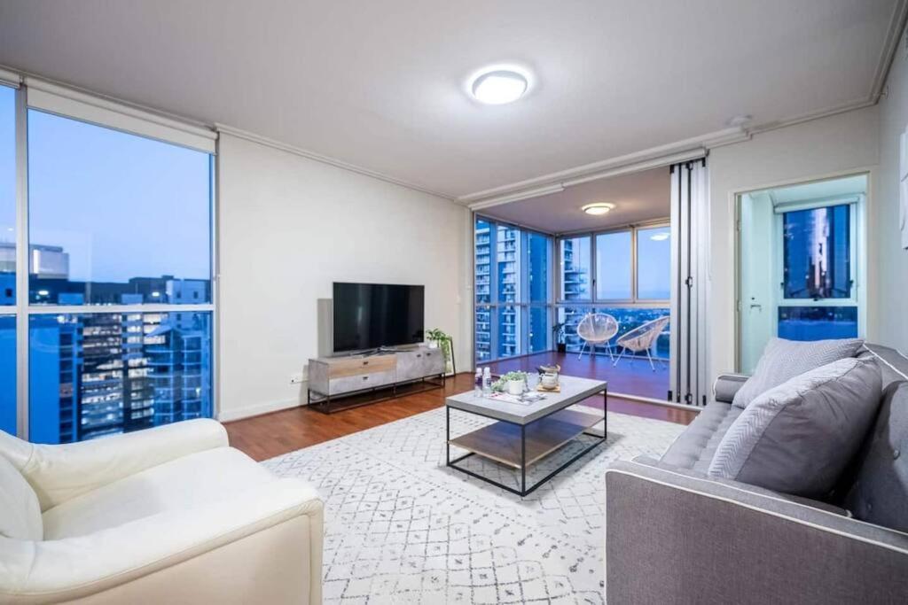 Spacious 3 Bed City Apt With Car Park, Pool & Gym