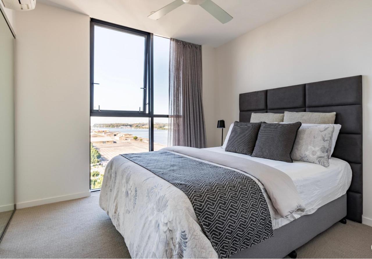 Elegant 2 Bed 2 Bath 1 Car Pool & Gym Portside Apartment