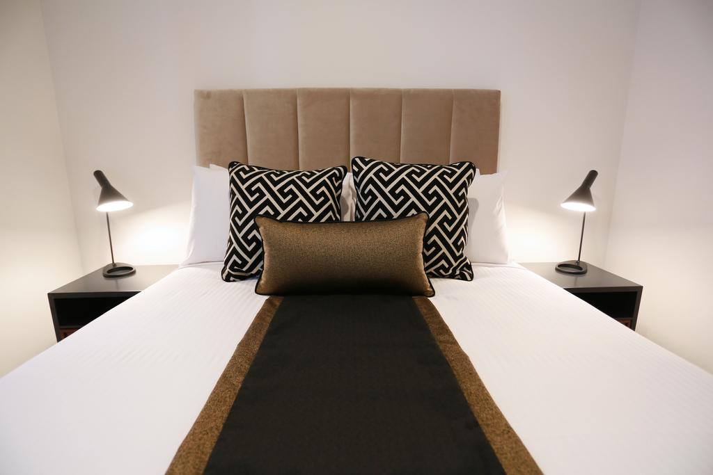 Alex Perry & Hotel 4*