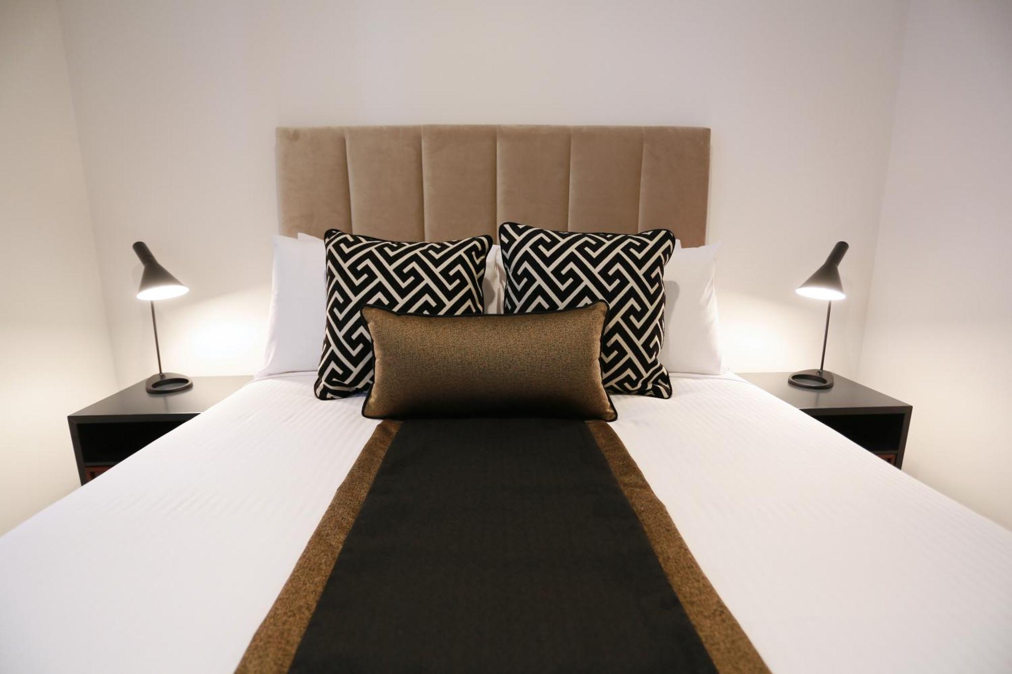 Alex Perry & Hotel 4*