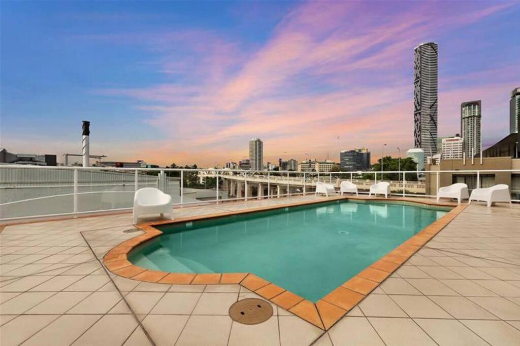 Comfortable & Cozy Southbank Pad, Sunny Pool & Gym