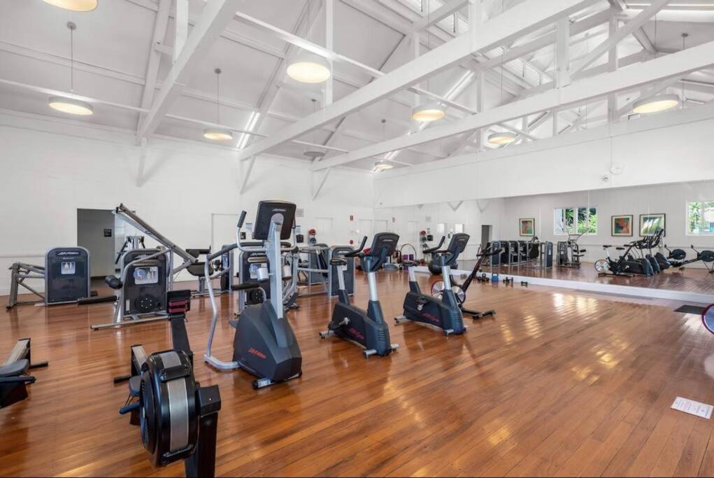 Lovely 2 Bedroom Unit Pool,gym Workspace & More Apartment
