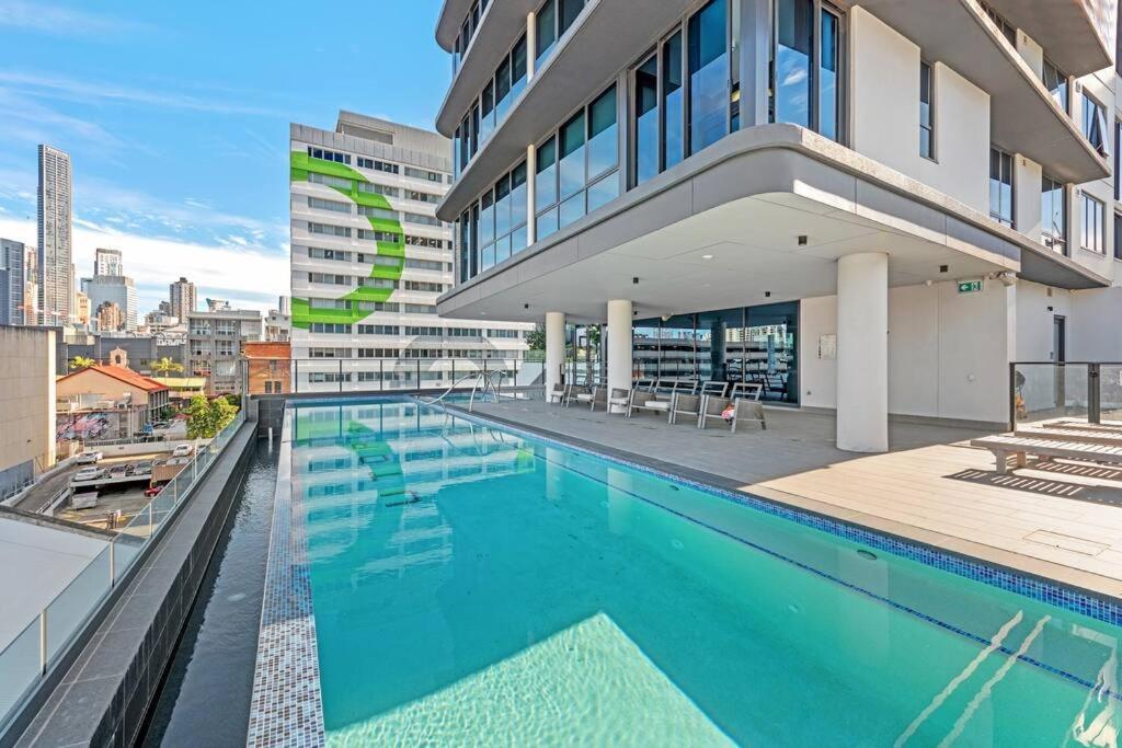 Great Located Unit/private Balcony, Pool,gym,parking * Brisbane