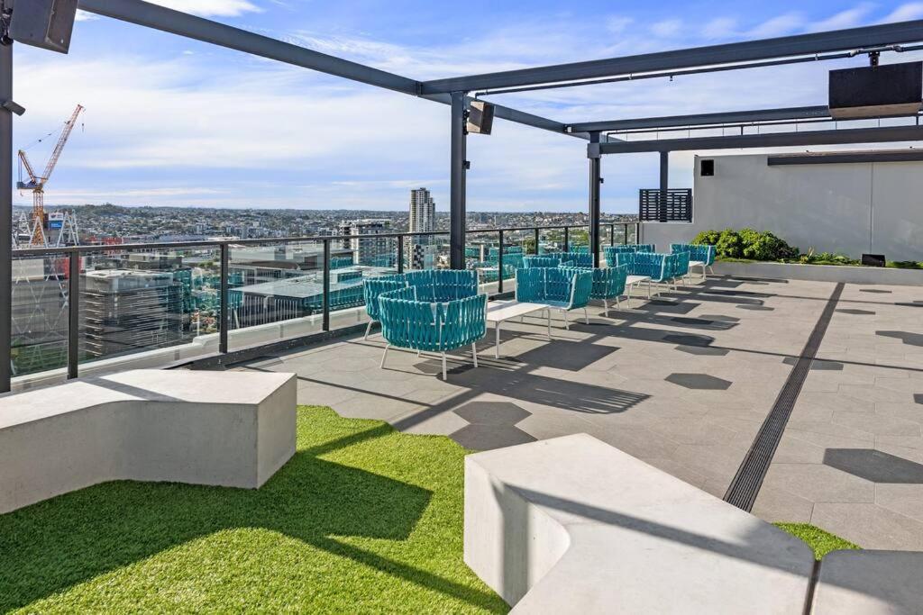 Great Located Unit/private Balcony, Pool,gym,parking Apartment