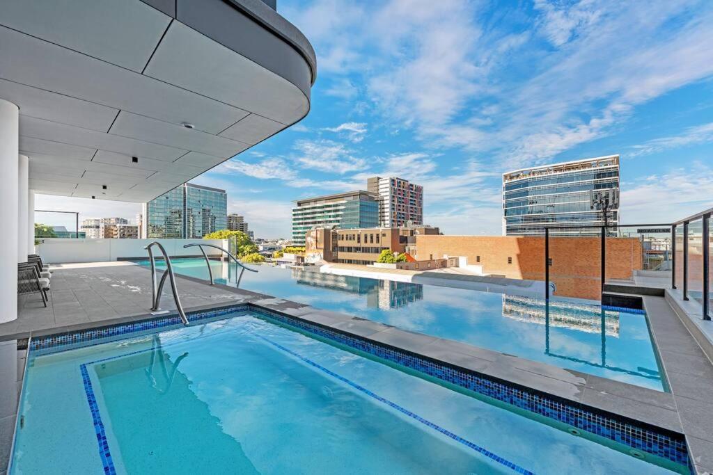 Great Located Unit/private Balcony, Pool,gym,parking Apartment