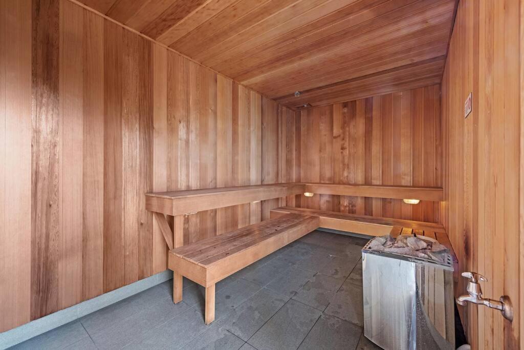 Great Located Unit/private Balcony, Pool,gym,parking Apartment