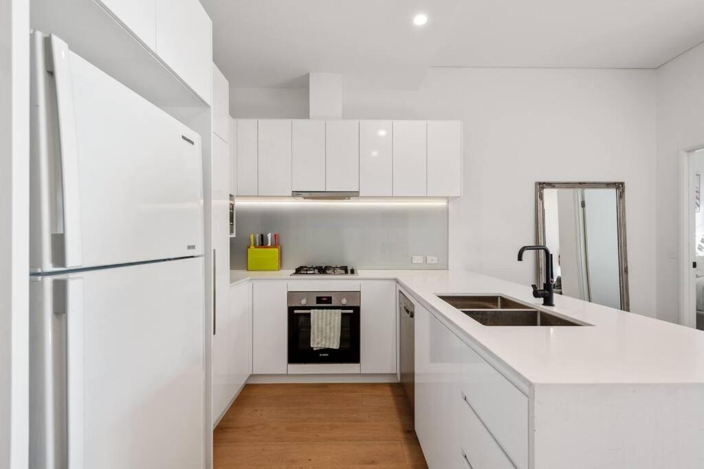 Great Located Unit/private Balcony, Pool,gym,parking Apartment *