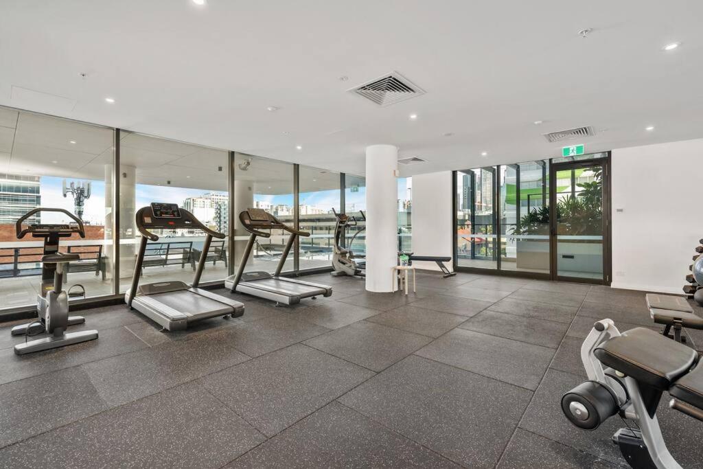 Great Located Unit/private Balcony, Pool,gym,parking * Brisbane