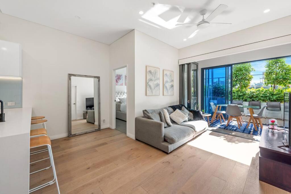 Great Located Unit/private Balcony, Pool,gym,parking Apartment