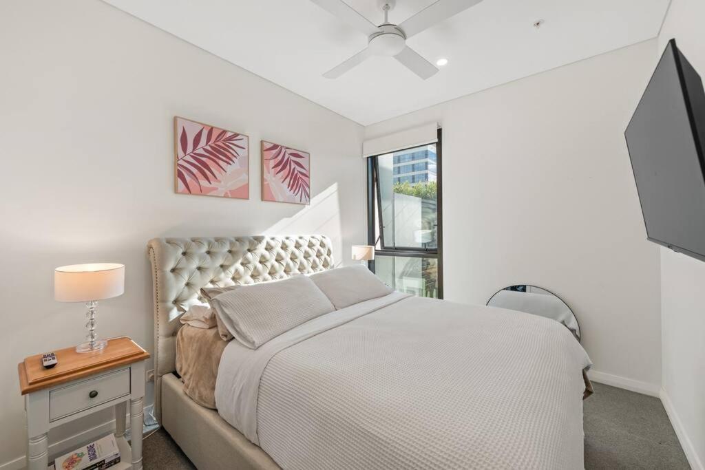 Apartment Great Located Unit/private Balcony, Pool,gym,parking *