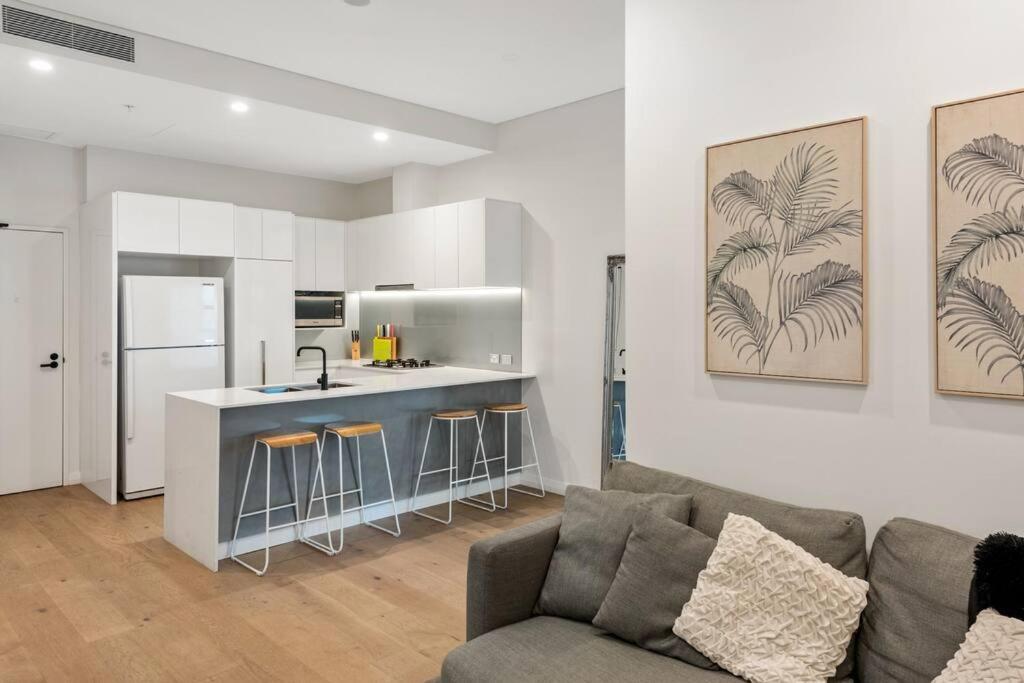 Great Located Unit/private Balcony, Pool,gym,parking Apartment