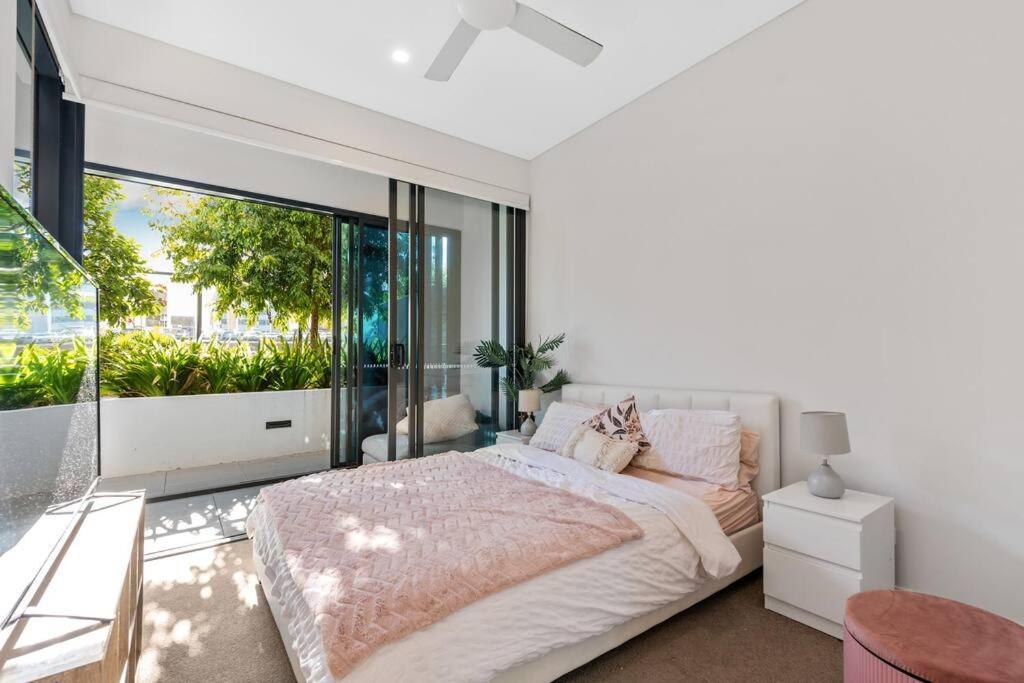 Apartment Great Located Unit/private Balcony, Pool,gym,parking