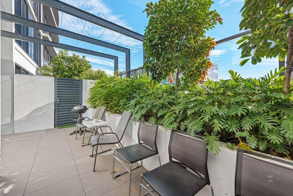 Apartment Great Located Unit/private Balcony, Pool,gym,parking