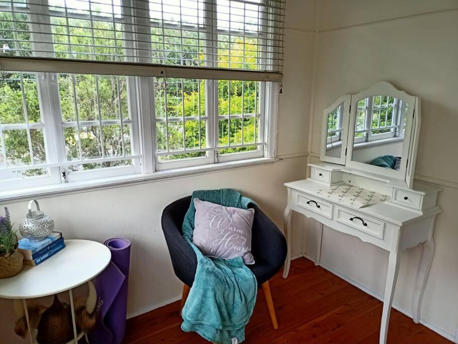 Quiet Private Cozy 3bdrm Free Parking Holiday home *