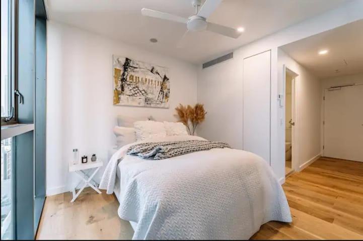 Modern Compact Separate Bathroom Apartment